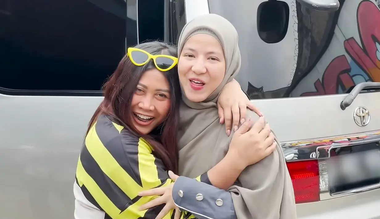 Desta Mahendra dan Nastaha Rizky tetap menjalin hubungan baik meski telah bercerai. Keduanya juga sering kompak bersama demi sang buah hati. Yang terbaru, Desta dan Natasha kompak dampingi Miguel kitan. Dimomen tersebut, Natsha juga bertemu Boiyen. [Youtube/Trio Strong Family]