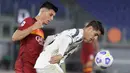 Penyerang Juventus, Alvaro Morata berebut bola dengan bek AS Roma, Roger Ibanez pada pekan kedua Liga Italia Serie A 2020-2021 di Stadion Olimpiade Roma, Minggu (27/9/2020). Juventus bermain imbang 2-2 di kandang AS Roma. (AP Photo/Gregorio Borgia)