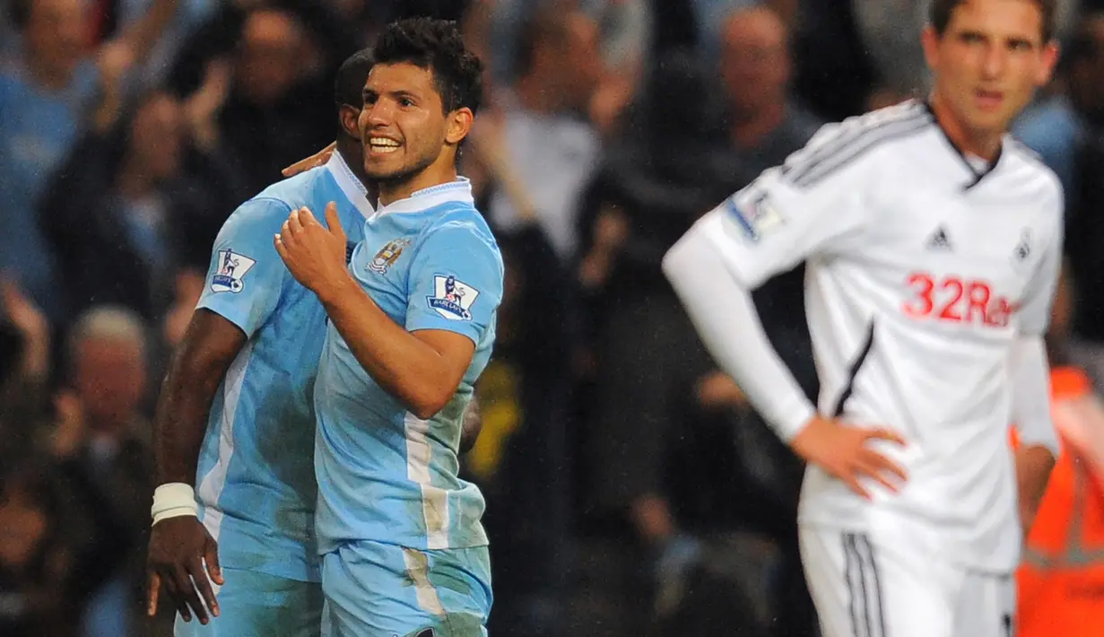 Sergio Aguero. Striker asal Argentina ini didatangkan Manchester City pada awal musim 2011/2012 dari klub Liga Spanyol, Atletico Madrid dengan nilai transfer 40 juta euro. Debutnya di Liga Inggris terjadi di pekan pertama saat Manchester City menjamu Swansea, 15 Agustus 2011. Ia baru dimasukkan pada menit ke-60 menggantikan Nigel de Jong dan mampu mencetak 2 gol serta 1 assist dalam laga yang berkesudahan 4-0 untuk kemenangan Manchester City. (AFP/Andrew Yates)