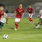 Gelandang Timnas Indonesia  U-23, Feby Eka Putra (kiri) berusaha menjebol gawang Tira Persikabo. (Foto: Bola.com/M. Iqbal Ichsan)