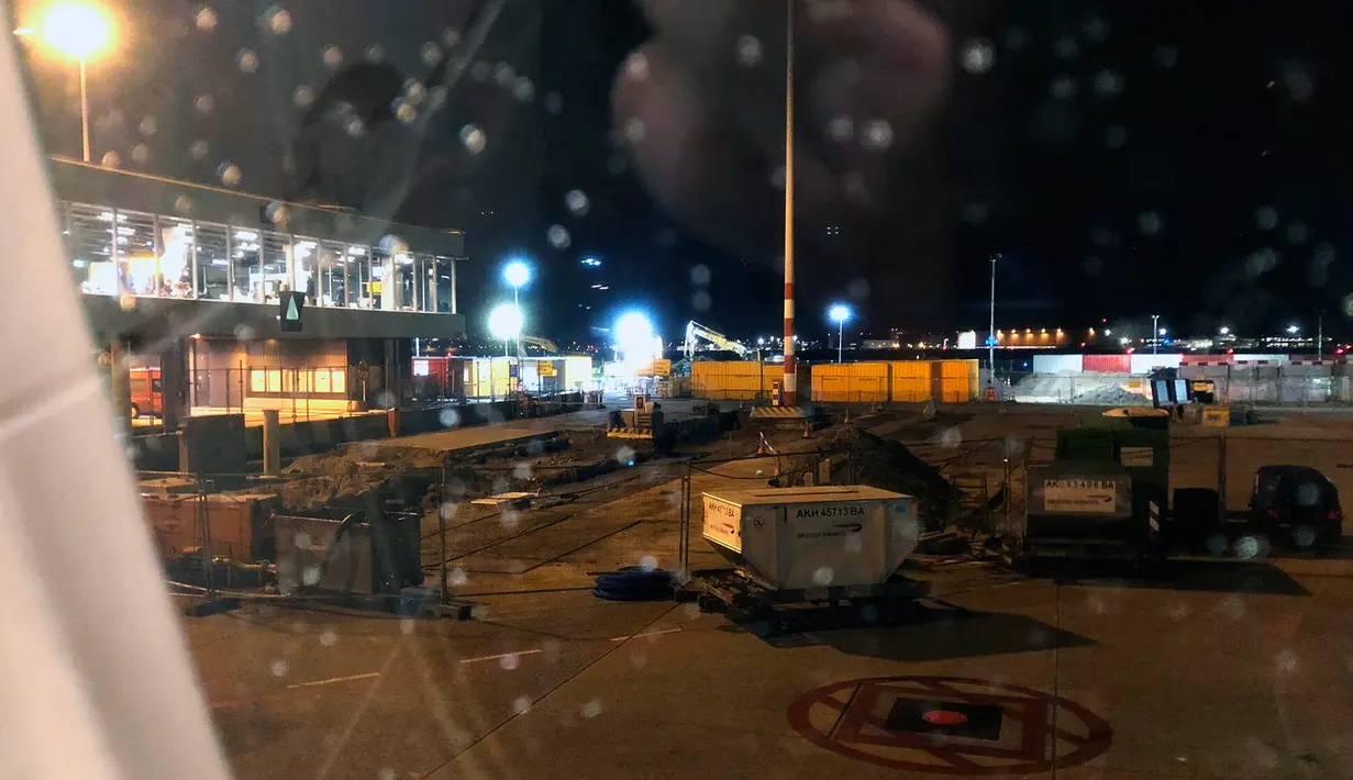 Sebuah pesawat menunggu lepas landas setelah alarm pembajakan pesawat lain berbunyi di Bandara Schiphol, Amsterdam, Rabu (6/11/2019). Bandara tersebut memberlakukan peringatan keamanan karena peringatan pembajakan pesawat secara tidak sengaja menyala. (Giorgio Bonfiglio/@g_bonfiglio via AP)