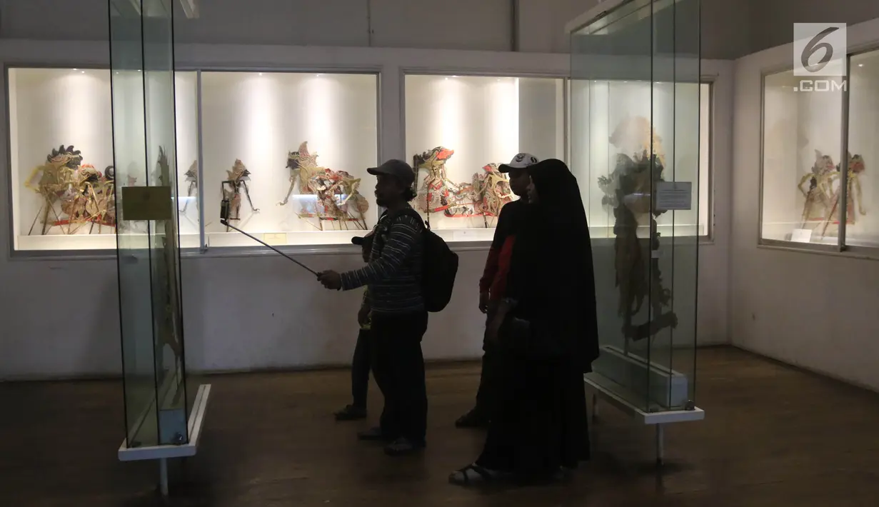 Pengunjung berswafoto saat mengunjungi Museum Fatahillah dan Museum Wayang, Kota Tua, Jakarta, Selasa (26/6). Pemprov DKI menggratiskan biaya masuk sejumlah museum menyambut HUT ke-491 Jakarta. (Liputan6.com/Arya Manggala)