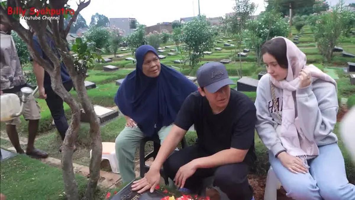 7 Potret Vika Pakai Kerudung, Billy Syahputra Ajari Pacar Bule Agama Islam