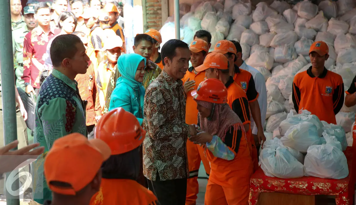 Presiden Joko Widodo bersama Ibu Negara Iriana saat blusukan ke Kedoya dan Petamburan, Jakarta, Senin (1/9/2015). Presiden dan ibu negara membagikan sembako berupa 1 liter minyak goreng dan 5 kg beras kepada ratusan warga. (Liputan6.com/Faizal Fanani)