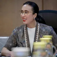 Model Baju Batik Kerja ala Widiyanti Putri Wardhana (instagram.com/widi.wardhana)