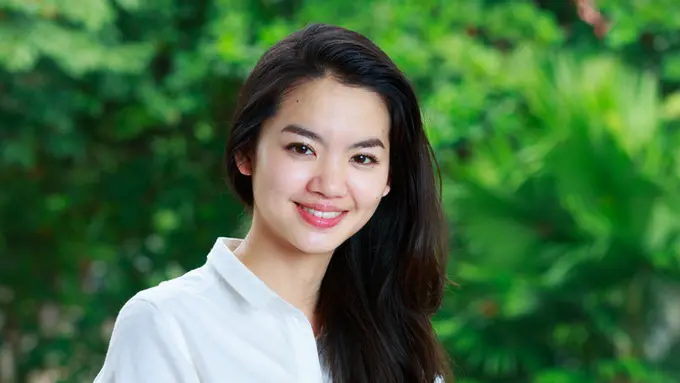 karir cantik mandiri tersenyum
