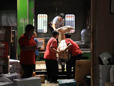 Pekerja mengangkat sepeda motor ke dalam truk yang akan dikirim di Stasiun Pasar Senen, Jakarta, Selasa (5/6). Jasa pengiriman motor ke daerah meningkat dua kali lipat jelang arus mudik dan Hari Raya Idulfitri 2018. (Liputan6.com/Arya Manggala)