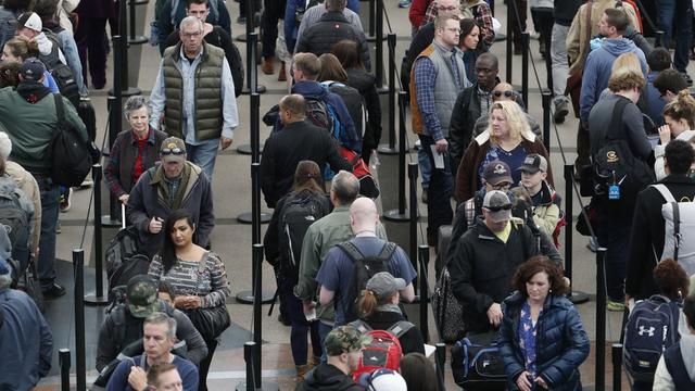 Jadwal penerbangan di Bandara Denver banyak yang dibatalkan akibat badai salju jelang Hari Thanksgiving 2019.