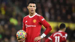 Cristiano Ronaldo. Striker Manchester United ini telah 11 kali terperangkap offside dari total 13 laga di Liga Inggris. Meski telah mencetak 7 gol dan 2 assist, bukan tidak mungkin ia dapat mencetak lebih banyak gol jika dapat meminimalisir catatan offside-nya tersebut. (AFP/Daniel Leal)