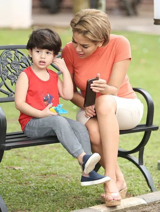 Selasa, 5 Desember 2017, di kawasan Cimanggis, Depok, Niki mengajak Azka Raqila Ukra, buah hati dari pernikahannya dengan Sajad Ukra. Meski sibuk syuting sinetron Warteg DKI, namun Niki tetap ngemong anaknya itu. (Bambang E.Ros/Bintang.com)