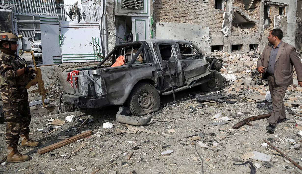 Pasukan keamanan menjaga lokasi serangan bom di kantor pemenangan calon presiden Afghanistan Amrullah Saleh, Kabul, Senin (29/7/2019). Sekitar 40 warga sipil berhasil diselamatkan dan semua penyerang tewas. (AP Photo/Rahmat Gul)