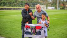 Pelatih anyar Bali United, Johnny Jansen, saat berfoto bersama dengan suporter Bali United usai sesi latihan di Bali United Training Center. (Bola.com/Alit Binawan)