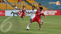 Pemain Laos bernomor 15, Xouxana Sihalath mencoba menghadang serangan Filipina yang dibangun Benedicto (11) (Liputan6.com/ Helmi Fithriansyah)