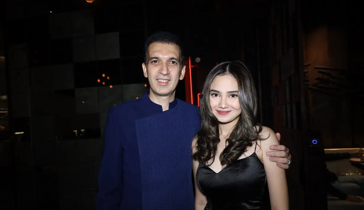 Tak kalah memesona, Syifa Hadju tampil anggun berbalut silk dress warna hitam.