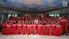 Menpora, Imam Nahrawi (baju putih) berfoto bersama atlet pelajar Indonesia usai upacara pelepasan di Wisma Kemenpora, Jakarta, Rabu (12/7). 184 pelajar akan berlaga di Asean Schools Games 2017 di Singapura, 15-20 Juli. (Liputan6.com/Helmi Fithriansyah)