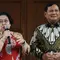 Ketua Umum PDIP, Megawati Soekarnoputri (kiri) bersama Ketua Umum Partai Gerindra, Prabowo Subianto (kanan) memberi keterangan terkait pertemuan dan makan siang bersama di kediaman Megawati di Jalan Teuku Umar, Jakarta, Rabu (24/7/2019). (Liputan6.com/Helmi Fithriansyah)