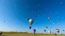 Ratusan balon udara terbang di pangkalan udara Chambley-Bussieres, Hagéville, Prancis, Senin (29/7/2019). Acara itu disebut sebagai salah satu festival balon udara terbesar di dunia. (Jean-Christophe VERHAEGEN/AFP)