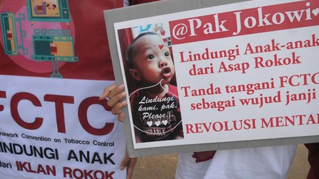 Puluhan anak sekolah unjuk rasa tolak merokok di depan umum
