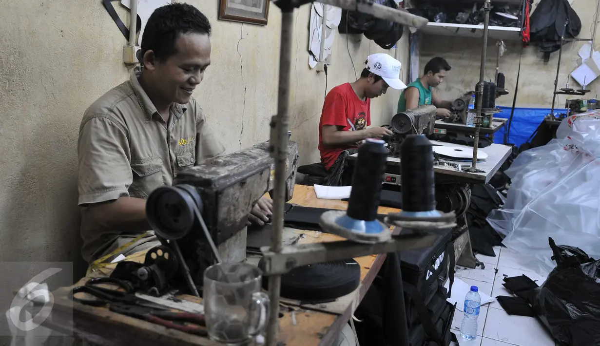 Perajin tas menyelesaikan pekerjaannya di rumah Industri, Jakarta, (11/3). Penyaluran KUR untuk UKM sudah mencapai 14 persen atau sekitar Rp14 triliun dari yang ditargetkan sebesar Rp 100 triliun untuk tahun 2016. (Liputan6.com/Gempur M Surya)