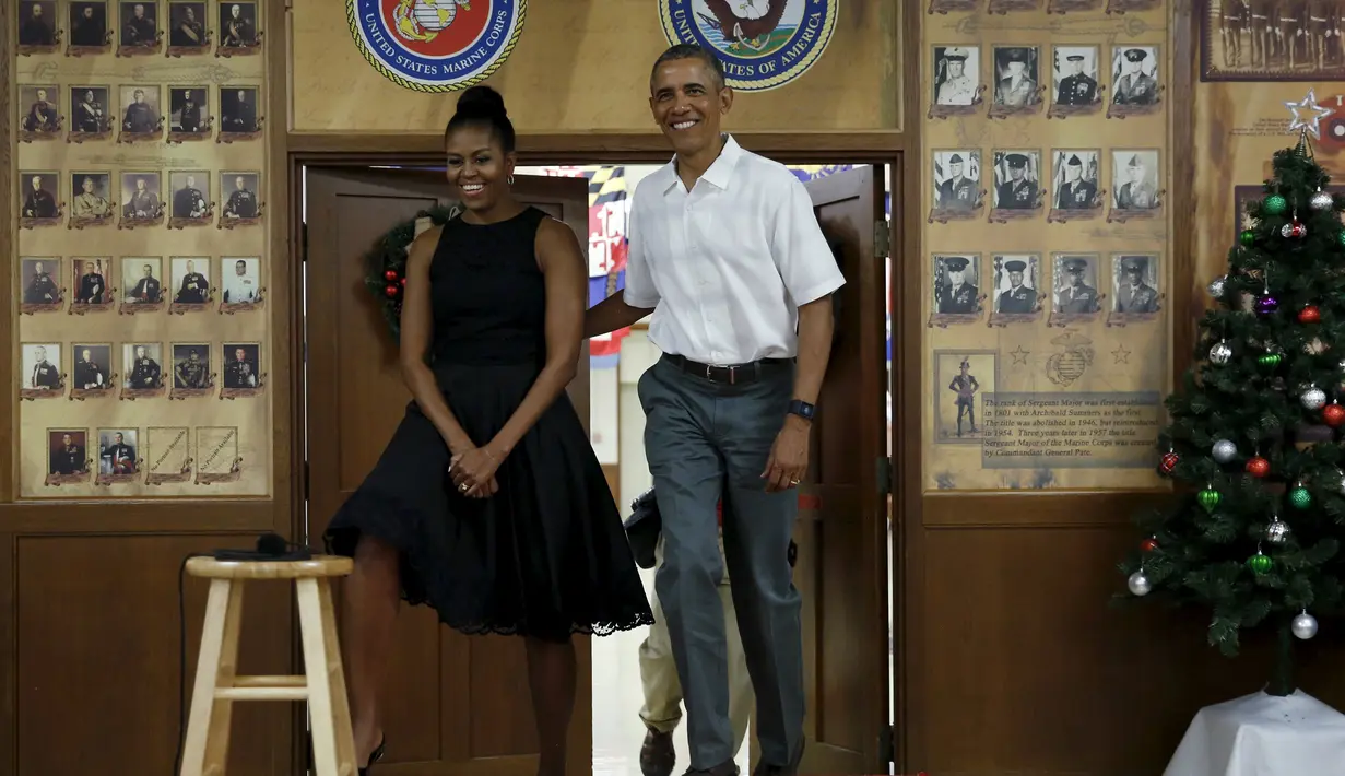 Presiden AS Barack Obama bersama ibu negara Michelle Obama tiba untuk memberikan pidato kepada anggota Marine Corps Base Hawaii saat resepsi Natal di Kaneohe Bay, Hawaii (25/12/2015).  (REUTERS/Jonathan Ernst)
