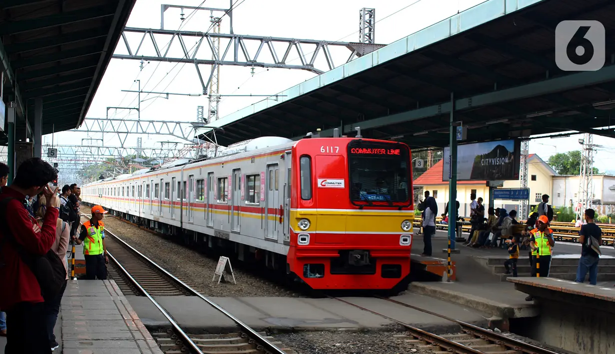 Kereta commuter line melintas di Stasiun Manggarai, Jakarta, Kamis (13/2/2020). PT KCI melakukan rekayasa perjalanan KRL Bogor dan Bekasi terkait penggantian wesel atau persimpangan rel di stasiun Gambir dan Jakarta Kota. (merdeka.com/Magang/Muhammad Fayyadh)