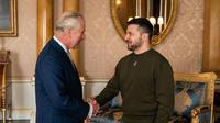 Presiden Ukraina Volodymyr Zelensky bertemu dengan Raja Inggris Charles III di Istana Buckingham, Rabu (8/2/2023). (Dok. Instagram/zelenskiy_official)
