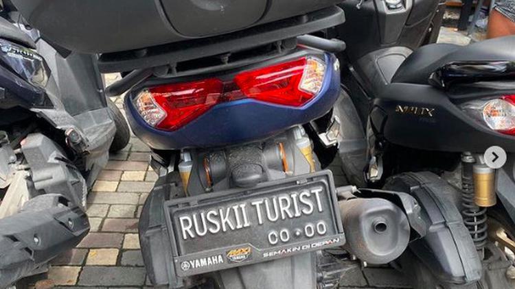 <p>Plat nomor di motor yang digunakan turis di Bali kerap tidak mematuhi nomor polisi. (Dok. Instagram/@moscow_cabang_bali/https://www.instagram.com/p/CpUvbpCuykz/?hl=en)</p>