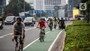 Pengendara sepeda melintas di jalan Sudirman, Jakarta, Jumat (19/6/2020). Direktorat Lalu Lintas Polda Metro Jaya mengingatkan pesepeda untuk berkendara di jalurnya. Pesepeda yang keluar dari jalurnya bisa dikenai denda tilang Rp 100 ribu. (Liputan6.com/Faizal Fanani)