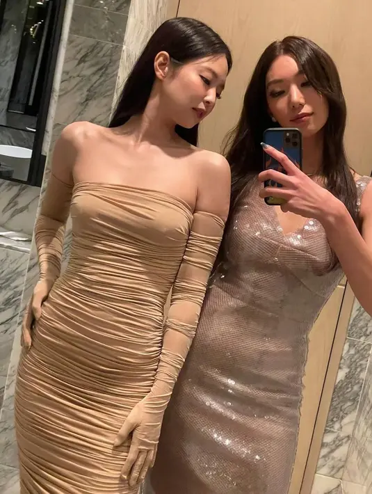 Ia mengenakan strapless nude gown yang dipadukan sarung tangan berwarna senada [@jennierubyjane]