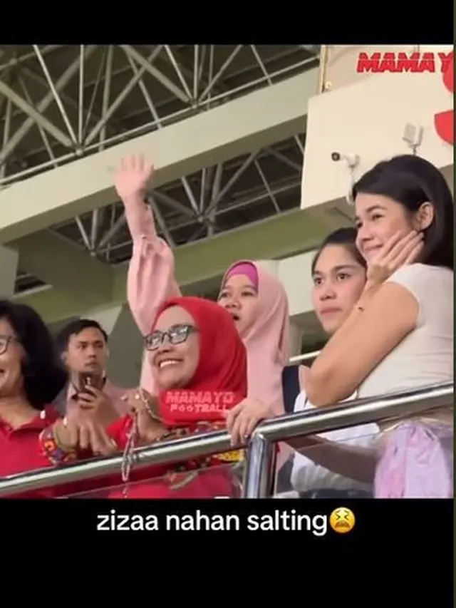 6 Potret Reaksi Azizah Salsha Lihat Arhan Selebrasi Gol, Tampak Salah Tingkah