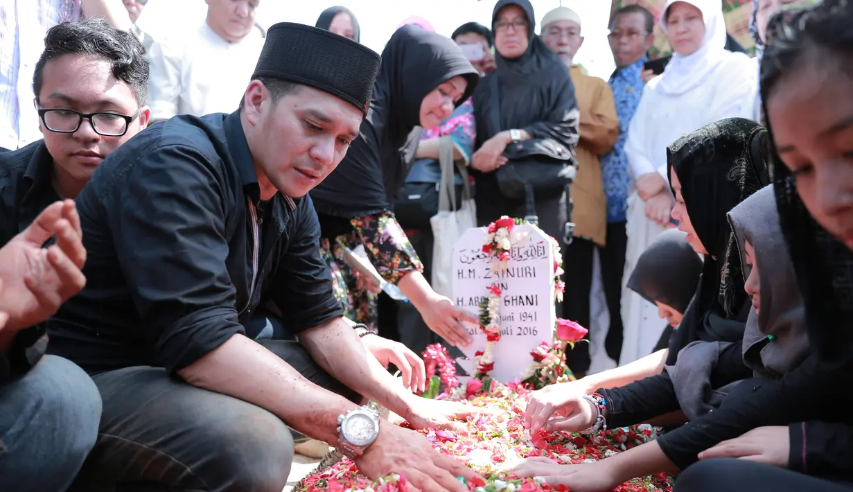 Pemeran dan presenter, saudara kembar tersebut juga tidak merasakan firasat apa-apa sebelum ayahnya menghembuskan nafas terakhirnya. (Adrian Putra/Bintang.com)