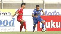 Gelandang Persib, Febri Hariyadi, berusaha melewati pemain Semen Padang pada laga Liga 1 Indonesia di Stadion Si Jalak Harupat, Bandung, Sabtu, (9/9/2017). Persib ditahan imbang 2-2 oleh Semen Padang. (Bola.com/M Iqbal Ichsan)