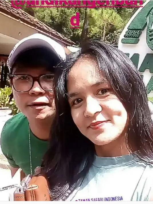 Meski sedang berseteru dalam pengadilan, kedua pasangan ini masih menyempatkan berjalan bersama dengan buah cinta hasil pernikahannya. (Instagram/chacaa22)