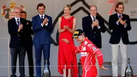 Aksi pebalap Ferrari, Sebastian Vettel, di podium setelah menjuarai F1 GP Monako, Minggu (28/5/2017). (AP Photo/Frank Augstein)