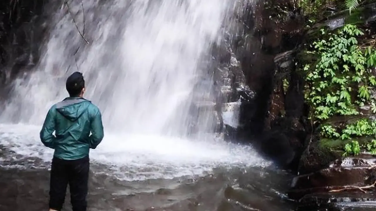 Potret Eril anak Ridwan Kamil di depan air terjun Subang yang diunggah 8 Juni 2019, tepat tiga tahun lalu seperti tanggal ditemukannya jenazah almarhum di Swiss. (Instagram @emmerilkahn)