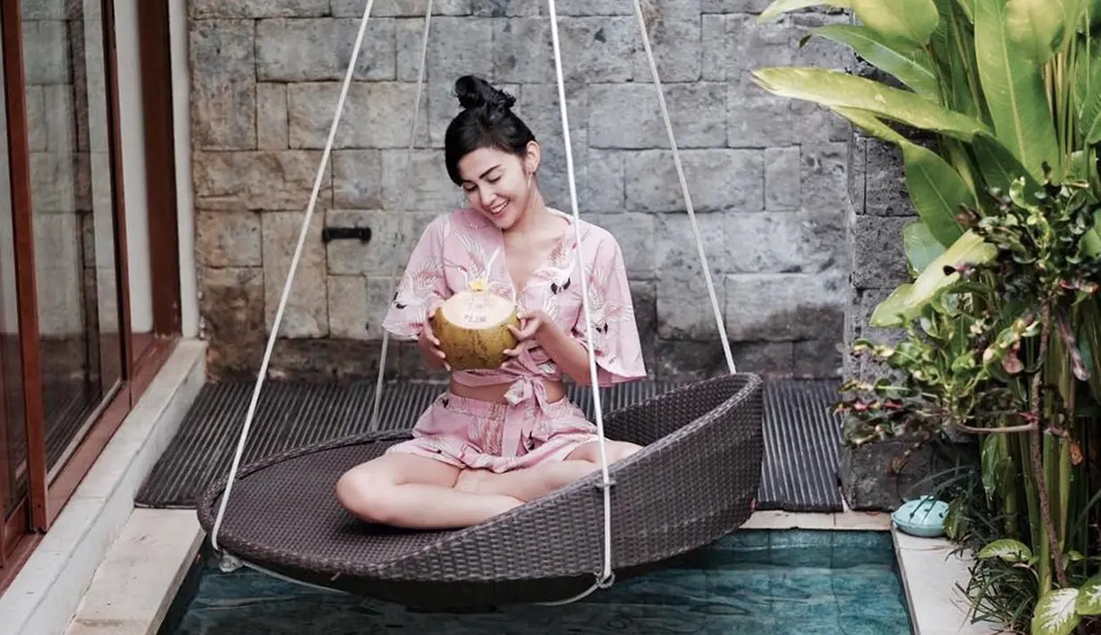 Gadis kelahiran tahun 1989 itu selalu mendampingi Kevin Aprilio keluar dari keterpurukan di saat yang lain menjauhinya. Hingga kini, Vicy dan Kevin telah menjalin hubungan selama 4 tahun. Sosok Vicy yang 1 tahun lebih tua membuatnya lebih memahami sang kekasih. (Liputan6.com/IG/@vicymelanie)