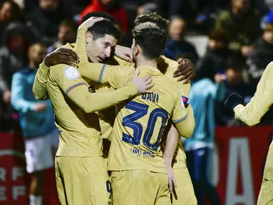 Pemain Barcelona merayakan gol yang dicetak oleh  Robert Lewandowski ke gawang Ceuta pada laga Copa del Rey di Stadion Alfonso Murube (19/1/2023). Barcelona berhasil berpesta gol saat melakoni pertandingan melawan Ceuta dalam 16 besar Copa del Rey. (AP Photo/Antonio Sempere)