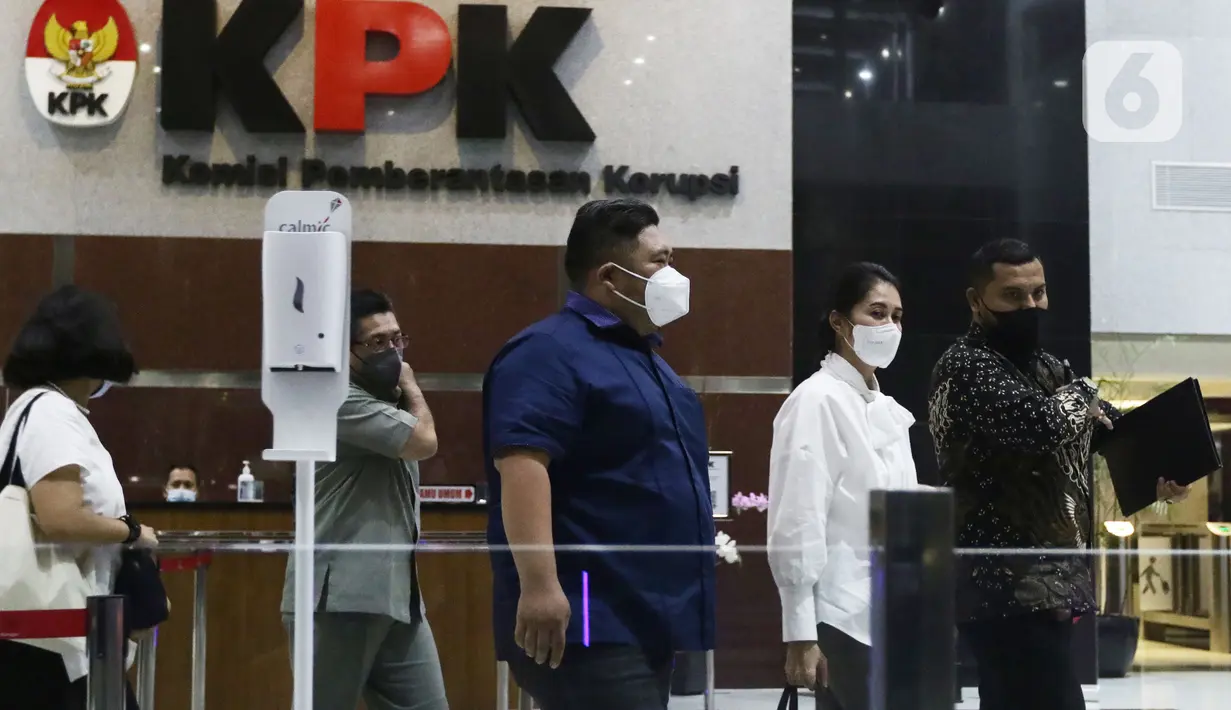 Istri Bupati nonaktif Musi Banyuasin (Muba) Dodi Reza Alex Noerdin, Erini Mutia Yufada (kedua kanan) usai menjalani pemeriksaan di gedung KPK, Jakarta, Senin (25/10/2021). Erini diperiksa untuk melengkapi berkas penyidikan Kadis PUPR Musi Banyuasin Herman Mayori. (Liputan6.com/Helmi Fithriansyah)