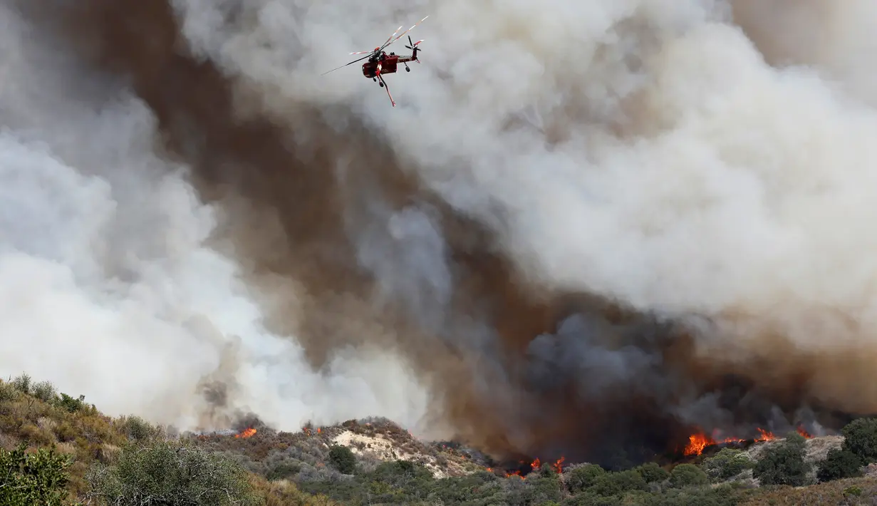 Kobaran api tak terkendali di California telah menghanguskan lebih dari delapan ribu hektar lahan dan memaksa ratusan warga dievakuasi dari rumah mereka, California, AS (24/7). (REUTERS / Jonathan Alcorn)
