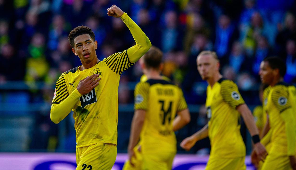 Jude Bellingham. Gelandang Borussia Dortmund berusia 18 tahun ini memiliki nilai pasar mencapai 70 juta euro atau setara sekitar Rp.1,1 triliun. Musim ini ia telah bermain 14 laga bersama Borussia Dortmund di semua ajang kompetisi dengan torehan 3 gol dan 7 assist. (AFP/Sascha Schuermann)