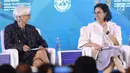 Menkeu Sri Mulyani (kanan) dan Managing Director IMF Christine Lagarde saat menjadi pembicara dalam pertemuan tahunan IMF-Bank Dunia 2018 di Bali, Selasa (9/10). Pertemuan bertema 'Empowering Women In The Workplace'. (Liputan6.com/Angga Yuniar)