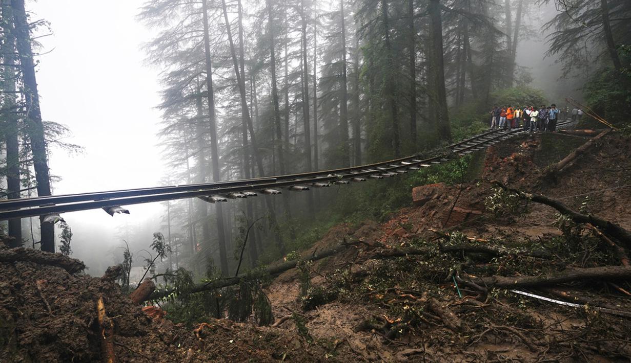 Jumlah korban itu termasuk 11 warga yang meninggal usai kuil Dewa Hindu di Shilma runtuh imbas tanah longsor. (AP Photo/ Pradeep Kumar)