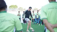 Ratusan guru mengikuti coaching clinic&nbsp;Coach Timo Scheunemann&nbsp;Supersoccer Arena, Rendeng, Kudus, Jawa Tengah, Sabtu (22/7/2023). Pelatih&nbsp;berlisensi UEFA A&nbsp; itu memberikan materi seputar penguasaan bola atau ball mastery, dribbling, passing, taktik menyerang dan bertahan, hingga program latihan sesuai standar sekolah sepak bola. (foto: istimewa)