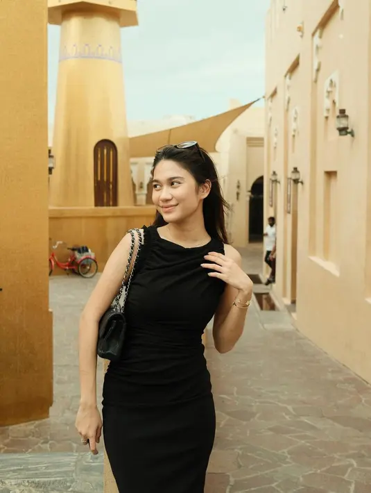 Pesona Azizah Salsha pakai dress panjang hitam tanpa lengan yang simpel namun chic. [Foto: Instagram/azizahsalsha_]