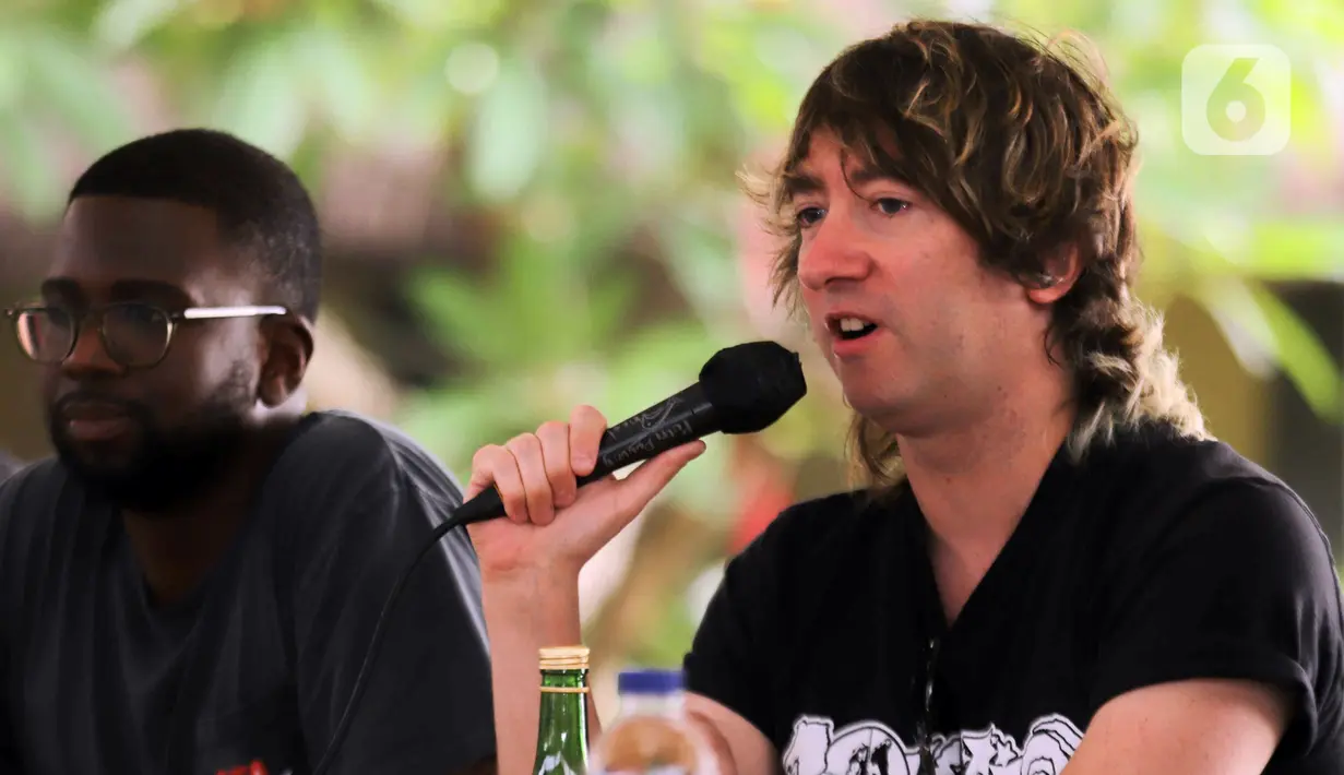 Personel band Plain White T's Tom Higgenson konferensi pers jelang perhelatan Festival Musik Soundrenaline 2022 di Ancol, Jakarta, Jumat (25/11/2022). Soundrenaline 2022 akan diramaikan sejumlah musisi seperti Barasuara, Potret, Indra Lesmana Project, Isyana Sarasvati, Tiket, Pure Saturday, Burgerkill, The Upstairs, dan musisi mancanegara seperti seperti Neck Deep, Plain White T's, Hollow Coves, Weezer. (Liputan6.com/Herman Zakharia)