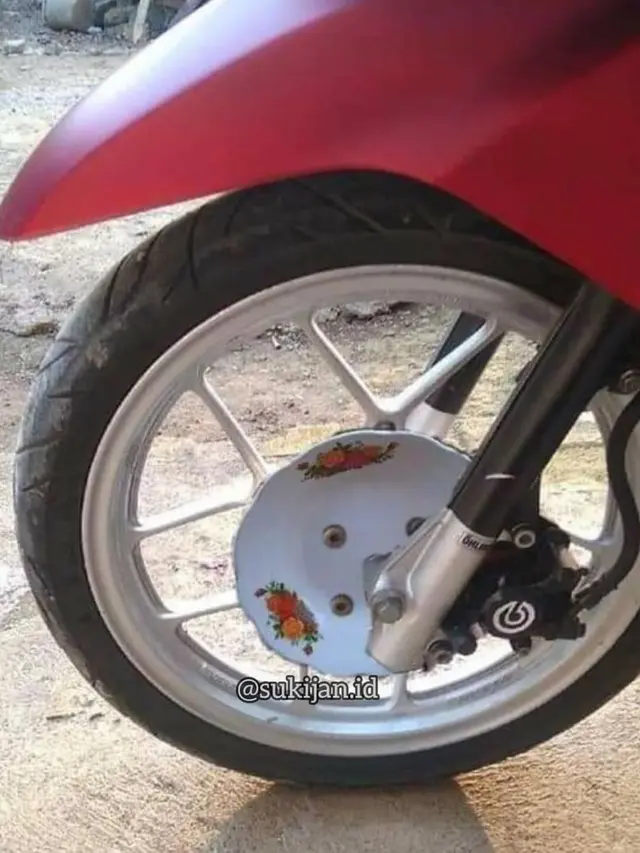 6 Benda Tak Biasa yang Dipasang di Motor, Kelewat Nyeleneh