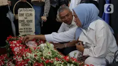 Kerabat dan saudara menabur bunga di makam Donny Kesuma di TPU Tanah Kusir, Jakarta, Rabu (20/3/2024). (Liputan6.com/Herman Zakharia)