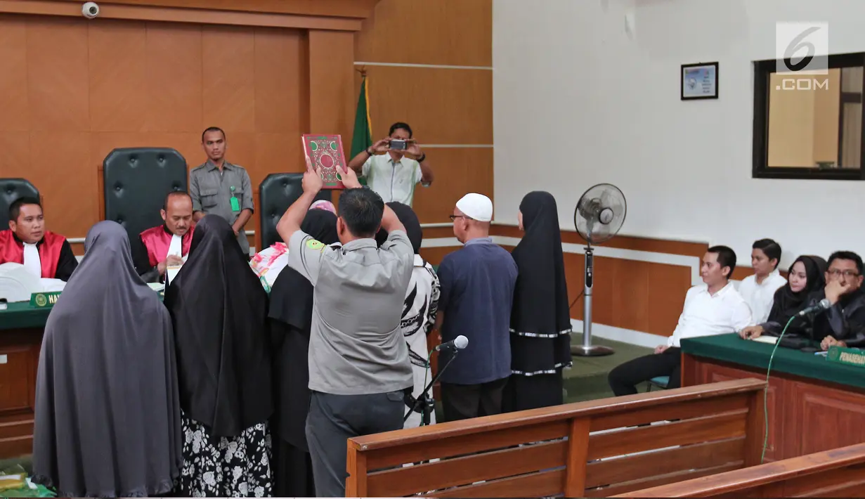 Para saksi diambil sumpahnya sebelum menjalani sidang lanjutan kasus penipuan biro perjalanan umrah First Travel di Pengadilan Negeri Depok, Senin (5/3). Enam saksi berasal dari kolega bisnis ketiga terdakwa bos First Travel. Liputan6.com/Herman Zakharia)
