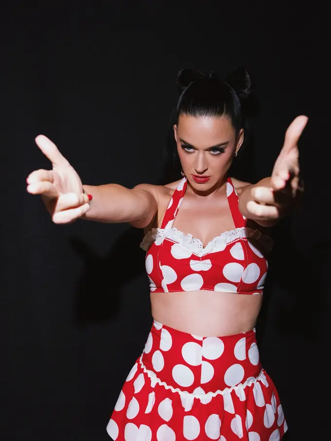 Katy Perry Pakai Gaun Lawas Saat Gelar Konser Amal, Tampil Nostalgic di Tur Amal 2026