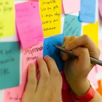 Dengan membiasakan diri menulis satu hal yang disyukuri setiap pagi, suasana kerja terasa lebih ringan, fokus meningkat, dan energi positif pun lebih mudah terjaga. [Dok/Pexels.com/Bruno Bueno].